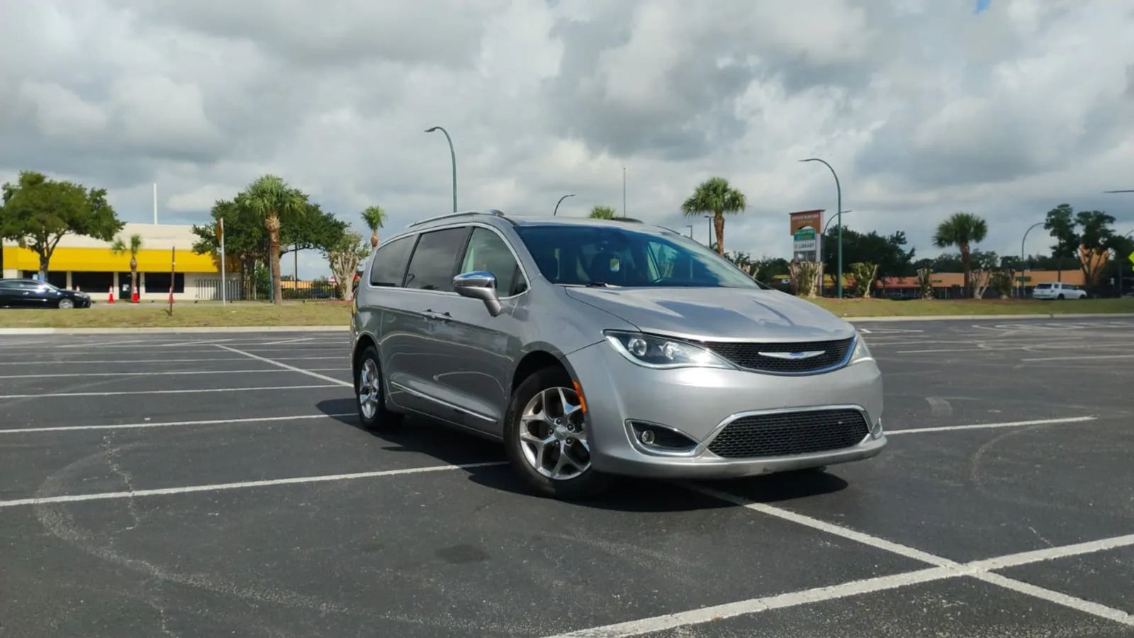 2018 Chrysler Pacifica Limited Minivan 4D